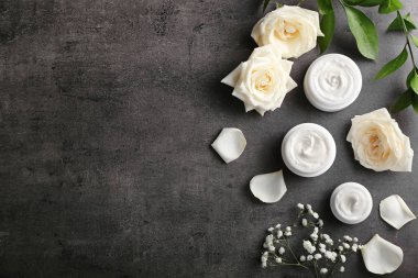 Vücut gri arka plan üzerinde krem ile düz yatıyordu kompozisyon