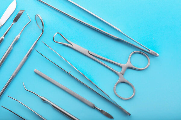 Средства стоматолога на цветном фоне