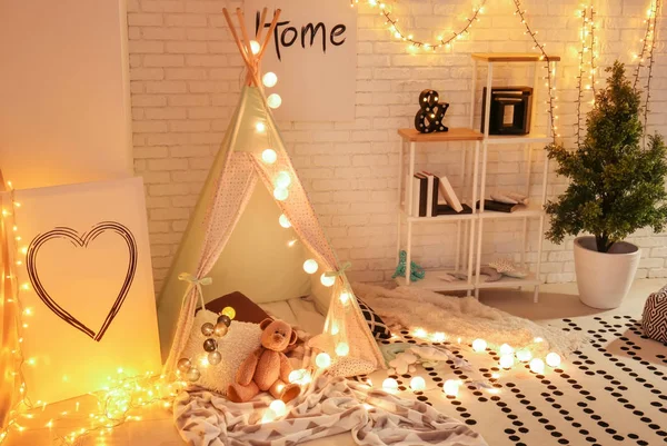 室内で光るガーランドの子どもたちの居心地の良い再生テント — ストック写真