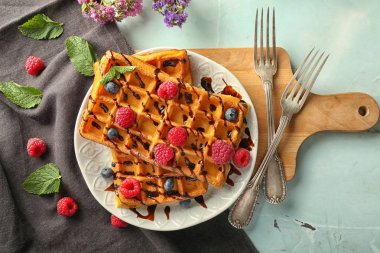 Çilek ve çikolata sosu plaka ile lezzetli waffle