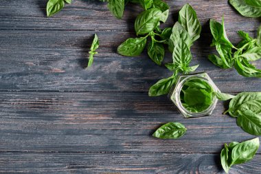 Ahşap masa üzerinde yeşil Taze Fesleğenli cam kavanoz