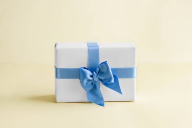 Hediye kutusu ile mavi şerit renk arka plan üzerinde