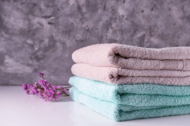 Masa lambası temiz havlu yığını