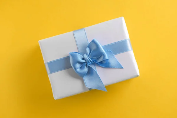 Gift Box Blue Ribbon Color Background — Stock Photo, Image