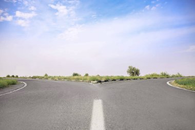 Boş asfalt kavşak kırsal kesimde