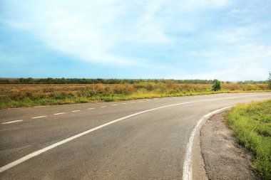 Kırsal kesimde boş asfalt yol