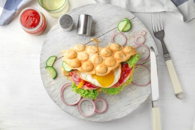 Ahşap tahta üzerinde kızarmış yumurta ile lezzetli kabarcık gözleme
