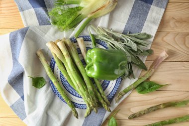 ahşap masa üzerinde çeşitli taze sebze