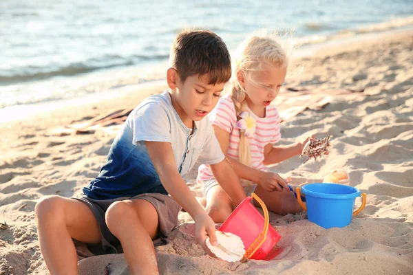 Niedliche Kleine Kinder Spielen Mit Sand Strand — Stockfoto