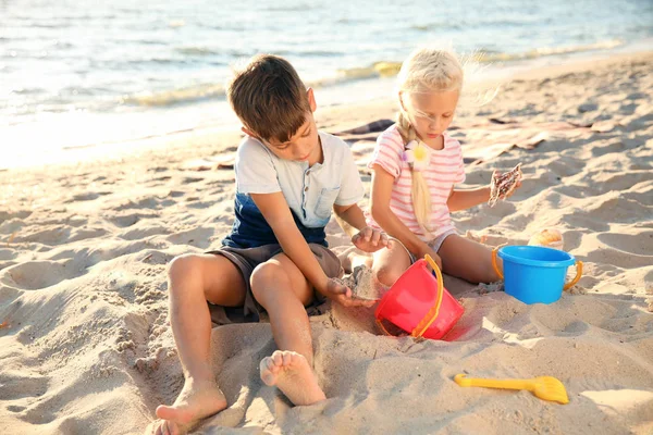 Lindos Niños Pequeños Jugando Con Arena Playa Del Mar — Foto de Stock