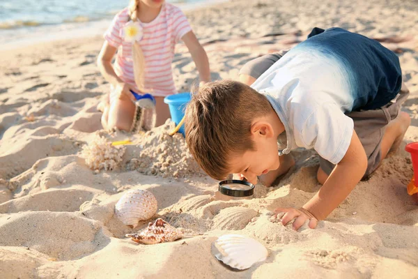 Carino Bambini Piccoli Che Giocano Con Sabbia Sulla Spiaggia Mare — Foto Stock