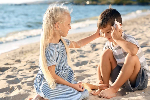 Crianças Brincando Com Conchas Mar Praia — Fotografia de Stock