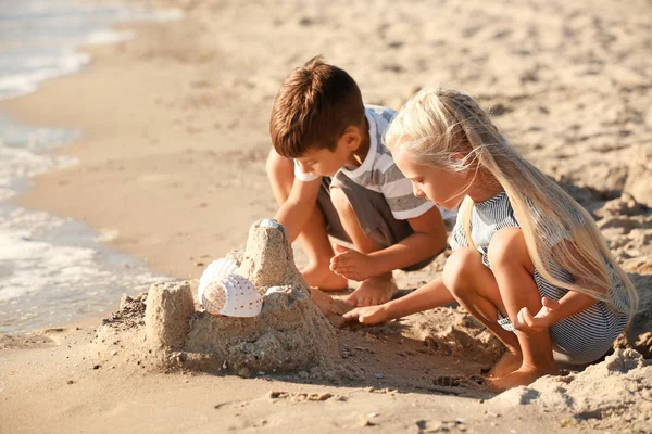 Niedliche Kleine Kinder Bauen Sandburg Strand — Stockfoto