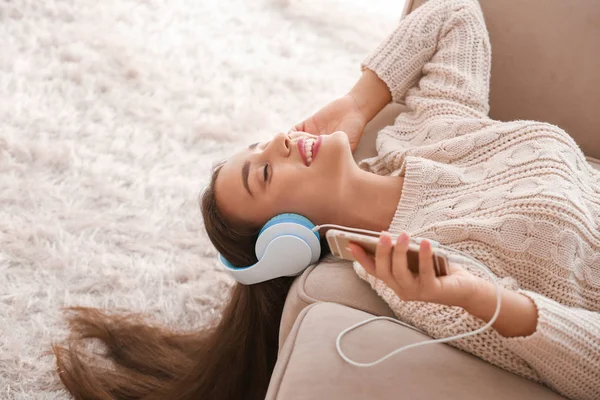 Hermosa Joven Escuchando Música Casa —  Fotos de Stock