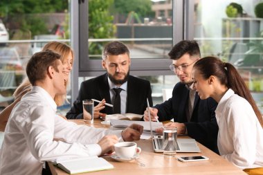 Ofiste çalışan iş takım toplantısı