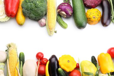 Beyaz arka planda çeşitli taze sebzeler