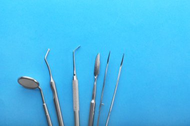 Dişçinin renk arkaplanı üzerindeki araçları