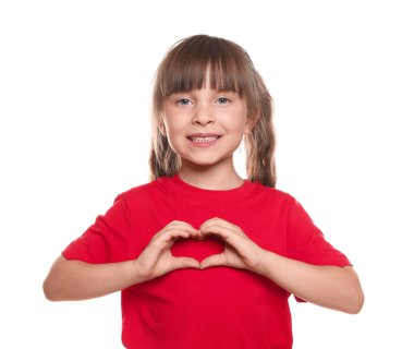 Beyaz arka plan üzerinde elleriyle t-shirt yapımı kalbinde küçük kız