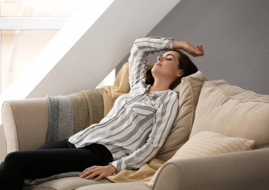 güzel bir genç kadın evde kanepede rahatlatıcı portresi