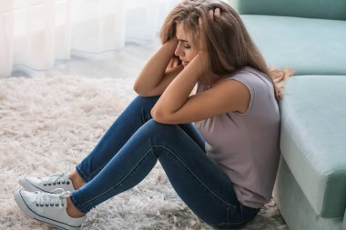 Yalnız kadın evde depresyon