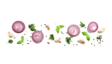 Baharatlar ve otlar beyaz arka plan üzerinde düz yatıyordu kompozisyonu