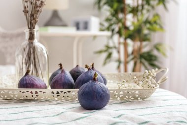 Tablo tarih temiz olgun incir ile tepsi