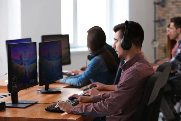Young People Playing Video Games Tournament — Stock Photo, Image
