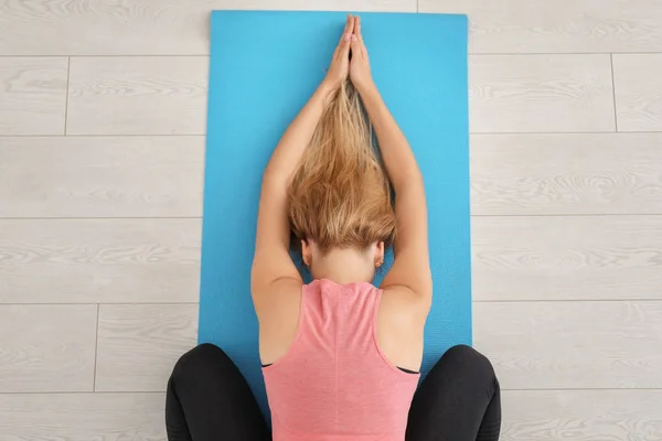 Jonge Vrouw Die Yoga Binnen Oefent — Stockfoto