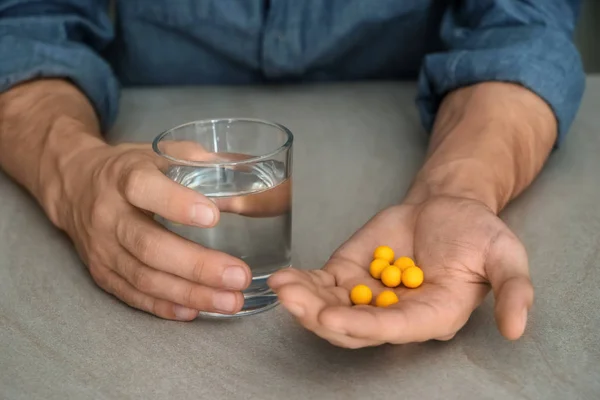 Hombre Sosteniendo Pastillas Vaso Agua Mesa Primer Plano — Foto de Stock