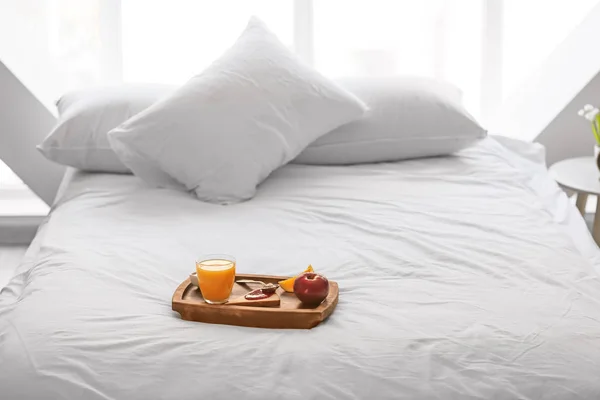 Wooden Tray Delicious Завтрак Bed — стоковое фото