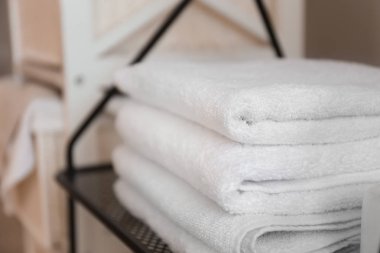 Rafta, closeup temiz havlu katlanmış