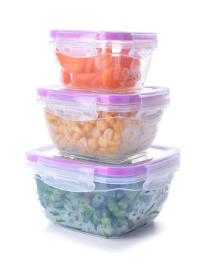 Beyaz arka planda donmuş sebzeli plastik kaplar.