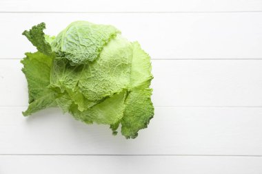 Taze savoy lahana Beyaz ahşap tablo