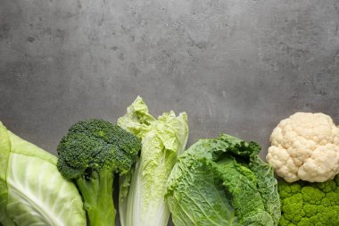 Gri arka plan üzerinde lahana çeşitleri