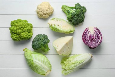 Beyaz ahşap arka planda, üstten görünüm lahana çeşitleri