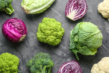 Gri arka plan, üstten görünüm üzerinde lahana çeşitleri