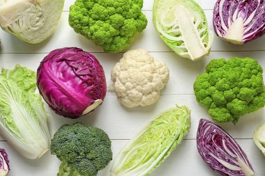 Beyaz ahşap arka planda, üstten görünüm lahana çeşitleri