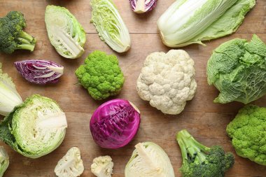 Ahşap arka plan üzerinde lahana çeşitleri