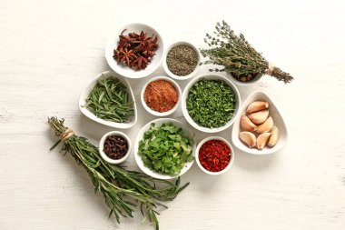 Taze aromatik otlar ve baharatlar Beyaz ahşap zemin üzerinde kompozisyonu