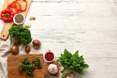 Baharatlar ve sebzeler beyaz zemin üzerine taze aromatik bitkiler