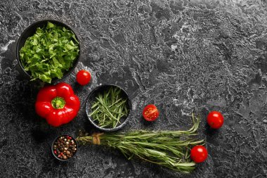 Baharatlar ve sebzeler gri arka plan üzerinde taze aromatik bitkiler