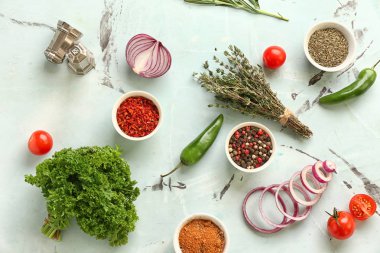 Baharatlar ve açık renkli sebze taze aromatik bitkiler