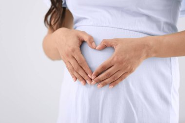 Açık renkli, tatlı güzel hamile kadın