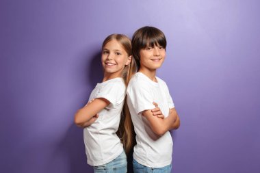 Renk arka plan üzerinde t-shirtler, kız ve erkek