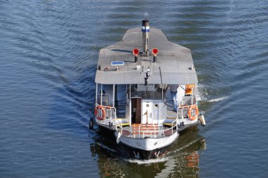 tekne nehrinin aşağı kayan