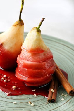 Plaka, closeup üzerinde kırmızı şarap tatlı armut komposto