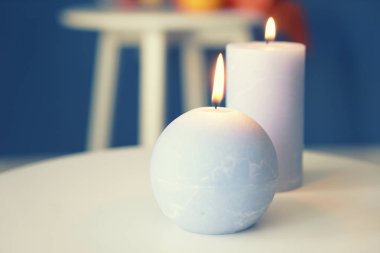 Beautiful beyaz masaya mumlar yanan