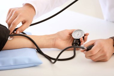 Erkek doktor Bayan hasta hastanede kan basıncı ölçme
