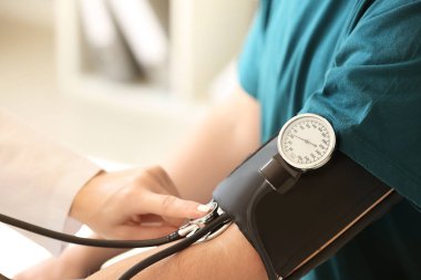 Kadın doktor hastane erkek hastada kan basıncı ölçme
