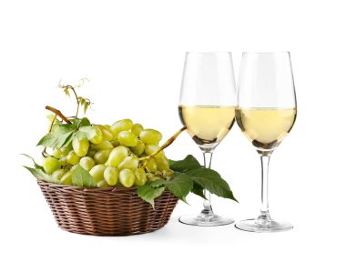 Lezzetli şarap ve beyaz arka plan üzerinde taze üzüm kompozisyonu